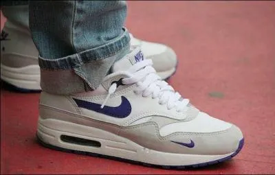 Par contre elles, elles n'ont pas quitté nos pieds ! Toujours là les Nike. Mais quel est le modèle de celles-ci, celles qui étaient vraiment à la mode pendant les années 90 ?