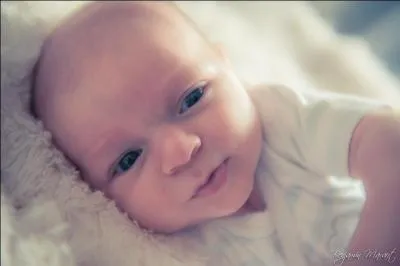 Quel âge a ce nourrisson ?