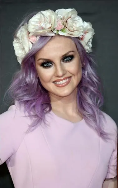 Quelle est la marque du démaquillant préféré de Perrie Edwards ?