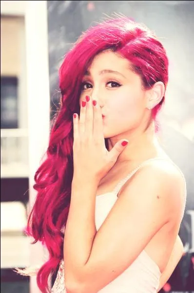 Quelle huile Ariana Grande applique-t-elle sur ses cheveux, chaque soir avant d'aller se coucher ?