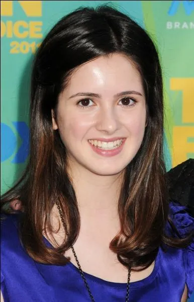 Les cheveux de Laura Marano se sont-ils déjà retrouvés comme ceux de Monica au début du film ?