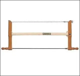 Quelle scie est aussi appel&eacute;e "scie &agrave; monture" ?