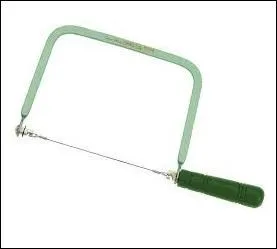 Quelle scie est caract&eacute;ris&eacute;e par une fine lame souple et un cadre en forme de U ?