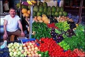 Indice métier : il vend toutes sortes de choses.
Indice célébrité : une destinée de détective crooner.
Quel est le prénom de la célébrité ?