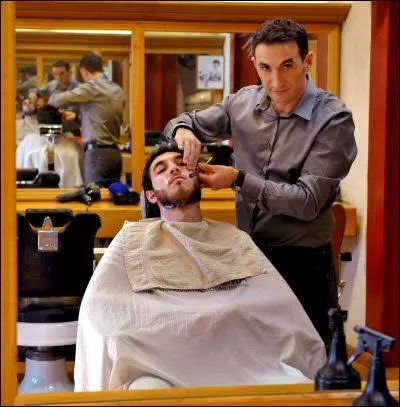 Indice métier : au poil près ! 
Indice célébrité : dirige L'Express.
Quel est le prénom de la célébrité ?