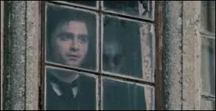 Un autre film d'horreur avec le célèbre acteur Daniel Radcliffe ! Il doit percer le mystère maléfique qui pousse des enfants à la mort. Il s'agit du film :