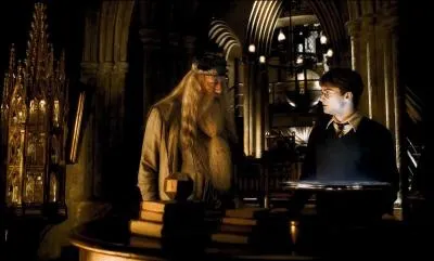 Peu avant Pâques 1996, l'Armée de Dumbledore est démasquée par l'équipe de Dolores Ombrage. Albus Dumbledore est accusée de comploter par le ministre de la magie Cornelius Fudge. Il vient à Poudlard pour l'arrêter. Que se passe-t-il ?