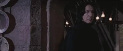 Juste après l'arrivée des jumeaux Weasley, Harry Potter reçoit une vision de Lord Voldemort où il voit Sirius Black prisonnier du mage noir. Les membres de l'Armée de Dumbledore tentent de quitter Poudlard mais se font attraper par Dolores Ombrage. Convoqué, Severus Rogue débarque. Comment Harry Potter lui fait-il comprendre qu'il y a danger ? (Réplique du film)