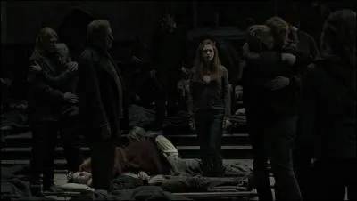 Suite à l'heure d'armistice accordée par Lord Voldemort, Harry Potter passe par la Grande Salle. Quel autre membre de la famille Weasley et de l'Armée de Dumbledore laisse la vie dans la bataille ?