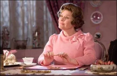 Pour quelle raison, liée notamment à l'enseignement des programmes scolaires par la professeure Dolores Ombrage, l'Armée de Dumbledore a-t-elle été mise en uvre dans "Harry Potter et l'Ordre du Phénix" ?