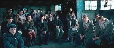 Toujours au cours de la cinquième année, Hermione Granger organise une réunion secrète afin de planifier l'organisation. Dans quel établissement de Pré-au-Lard l'organise-t-elle ?