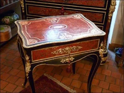 Quel est le nom de ce petit meuble monté sur pieds, avec tiroir destiné au rangement des accessoires de couture ?