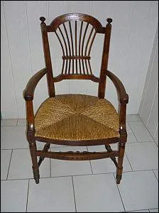 Un bien joli nom à trouver pour ce fauteuil paillé avec les traverses du dossier chantournées :