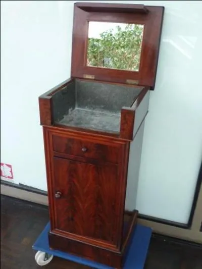 Quel est ce meuble spécifique aux messieurs ?