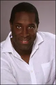 Cet humoriste, imitateur et comédien français originaire du Bénin, a débuté sa carrière dans les années 80. Entre autres, il a effectué plusieurs prestations dans l'émission humoristique "La Classe", sur France 3. L'avez-vous reconnu ?