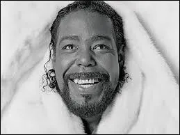 Forcément, vous ne pouvez pas avoir oublié ce grand chanteur et compositeur américain, roi de la soul, du rhythm and blues et autres variantes. A son actif, des tubes tels que "You're the First, the Last, My Everything", "Let the Music Play", "I've Got So Much to Give" et j'en passe. Il s'agit bien sûr de ... White.