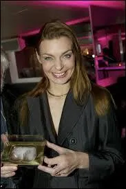 Souvenirs, souvenirs... Cette ravissante femme fut l'une des grandes stars du X au cours des années 90. Par la suite, elle fut l'auteur de deux autobiographies, s'engageant également en tant que militante politique écologiste. Cette charmante Néerlandaise est connue sous le pseudonyme de :