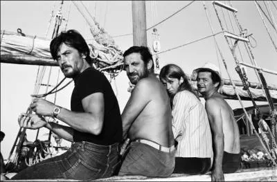 Dans ce film de 1967 Robert Enrico réunit deux monstres sacré du cinéma français, Lino Ventura et Alain Delon. Ils décident de partir au large du Congo à la recherche d'un trésor qui se trouverait dans un avion englouti. Mais ils ne sont pas les seuls à vouloir s'emparer du magot.