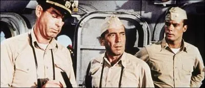 Film réalisé par Edward Dmytryk (1954) avec Humphrey Bogart, Fred MacMurray ou encore José Ferrer. Le capitaine d'un dragueur de mines fait régner une discipline de fer sur le vaisseau. Au grand dam de l'équipage il multiplie également les erreurs de commandement. A la suite d'un typhon qu'il n'a pas su affronter il est relevé de ses fonctions. Une fois à terre un procès est intenté contre les mutins.