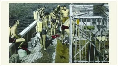 Film documentaire réalisé par Jacques-Yves Cousteau et Louis Malle (1954  1955). Le film raconte la vie à bord du bateau la Calypso et notamment ses explorations sous-marines. Il remporta la palme d'or au festival de Cannes et l'Oscar du meilleur film documentaire en 1956.