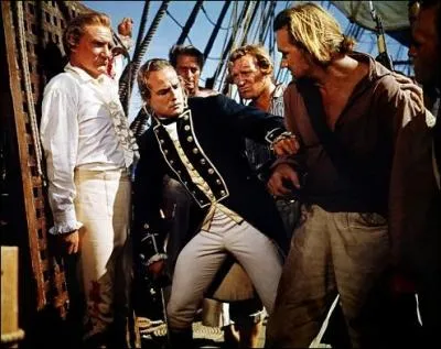 Ce film a connu plusieurs versions. J'ai retenu le film réalisé par Lewis Milestone (sorti en 1962) avec le très charismatique Marlon Brandon dans le rôle de Christian Fletcher. L'irascible capitaine Bligh est cruel envers l'équipage. Alors la révolte gronde et la mutinerie éclate.