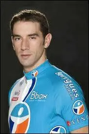 Lequel de ces cyclistes français a chuté durant la troisième étape au milieu du peloton ce qui a provoqué une fracture de la deuxième vertèbre cervicale ?