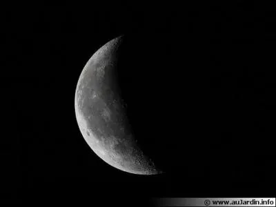 Que dit-on de la lune quand sa lumière augmente, durant la période située entre la nouvelle lune et la pleine lune ?