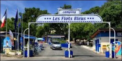 Quel est le numéro de l'emplacement au camping "Les Flots Bleus" du couple Pic dans le film "Camping" ?