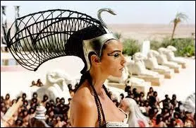 Quelle actrice joue le rôle de Cléopâtre dans le film "Astérix et Obélix : Mission Cléopâtre" ?