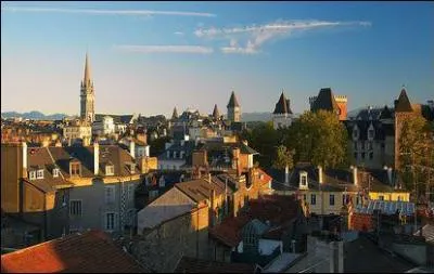 Le lundi 13 juillet, les cyclistes ont eu leur premier jour de repos. Dans quelle ville ont-ils pu en bénéficier ?