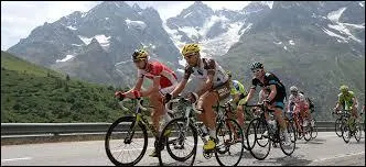 Après une journée de repos à Gap, les cyclistes sont repartis de Digne-les-Bains en direction de...
