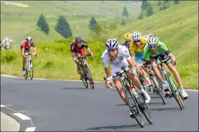 Quelles distances respectives vont parcourir les cyclistes lors des dix-neuvième et vingtième étapes ?