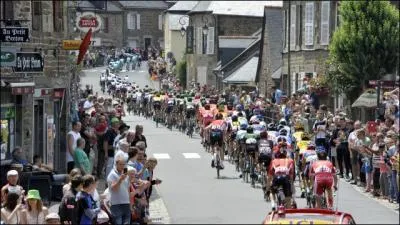 Quelle distance ont parcouru les cyclistes lors de la huitième étape de Rennes à Mûr-de-Bretagne ?
