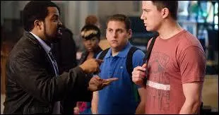 Tout comme dans la série dont il est l'adaptation, dans quel milieu les deux flics, héros du film "21 Jump Street", s'infiltrent-ils pour effectuer leurs enquêtes ?