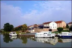 Nous partons &agrave; la d&eacute;couverte de Lagarde, o&ugrave; nous verrons son port de plaisance. Village Mosellan, il se situe en r&eacute;gion ...