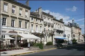 Situ&eacute;e sur la rive gauche de l'estuaire de la Gironde, Pauillac est une ville de la r&eacute;gion ...