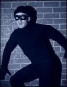 Marcher très près des murs, c'est "... les murs".