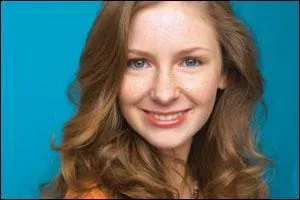 Comment s'appelle la sur adoptive de Holly J ?