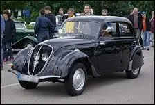 Nous faisons un grand bon en arrière avec cette voiture. Il s'agit d'une ...