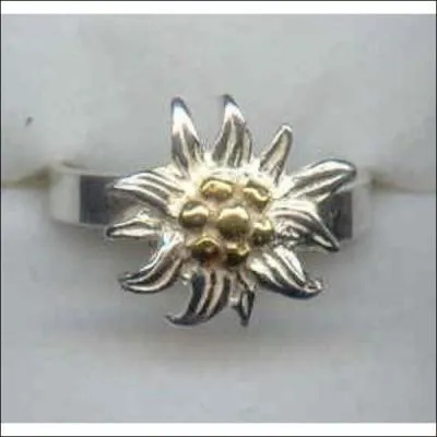 À quel métal associez-vous le nom de la fleur représentée sur ce bijou ?