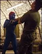 Que tente Magnéto lorsqu'il est sur le lieux des accords de paix ?