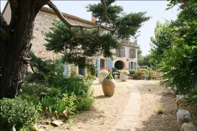 La "Venise provençale", cité lacustre implantée au cur du golfe de Saint-Tropez, est située sur une commune médiévale du Var. Laquelle ?