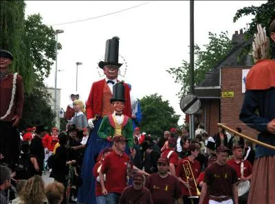 Située au confluent de la Somme et de la Beine, cette petite ville occupe une position de carrefour. La vie locale ayant renoué avec la tradition des géants, où peut-on voir Tchout Jaques, Armandine et Dudule ?