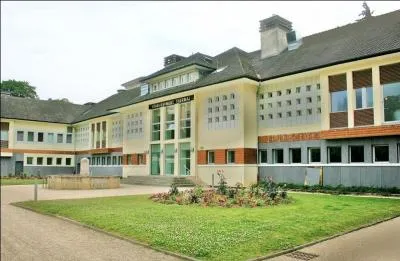 Cette ville de Haute-Savoie fait partie de l'agglomération urbaine du Grand Genève. Au port de Rives, se trouve l'écomusée de la pêche et du Léman. Quelle ville, station thermale et touristique, abrite l'établissement thermal en photo ?