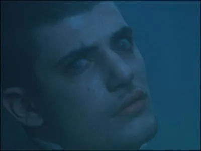 Pendant cette troisième et dernier épreuve, Bartemius Croupton Jr. fait tout pour que Harry Potter l'emporte. Que va-t-il faire lors de l'épreuve pour faciliter la progression de Harry Potter ?