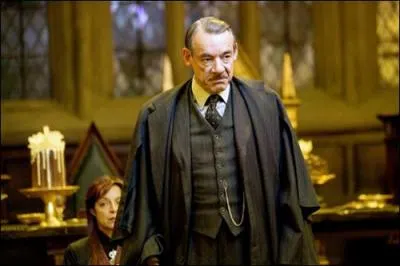 Nous sommes donc dans "Harry Potter et la Coupe de Feu". L'année scolaire 1994-1995 vient juste de commencer lorsque la tenue du Tournoi des Trois Sorciers est confirmée par Bartemius Croupton Sr. de manière très rapide. Quel est le poste qu'il occupe ?