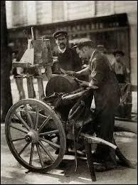 Par quel nom nomme-t-on cet artisan expert dans l'aiguisage des couteaux et autres ustensiles tranchants ?