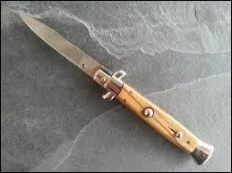Comment appelle-t-on ce type de couteau, doté d'un système permettant de verrouiller la lame en position ouverte ?