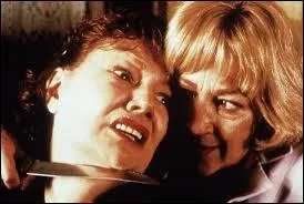 Complétez cette expression traduisant une situation où l'on se retrouve dans une position délicate, périlleuse, sans choix possible : "Avoir le couteau ... "