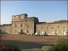 Le général de Gaulle commue sa peine en détention perpétuelle. Où cet homme passe-t-il ses dernières années ?